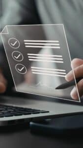 Checklist numérique signée illustrant les obligations de vérification de l'état des risques pour les agents immobiliers et notaires