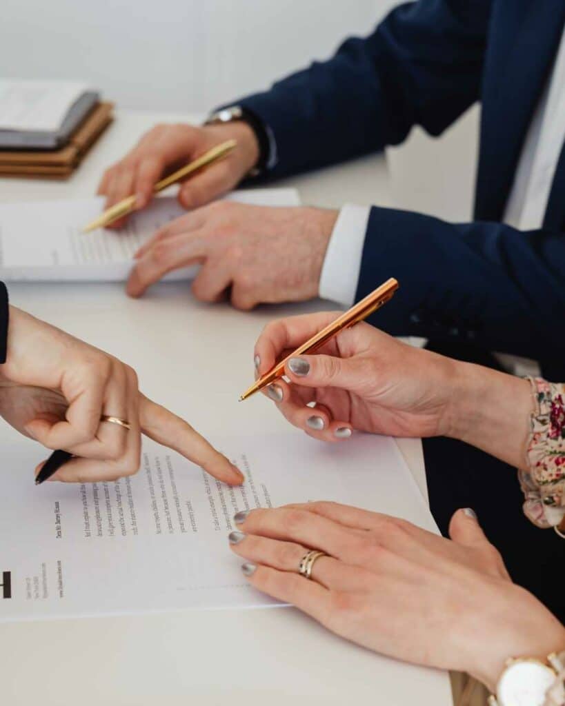 Professionnels discutant d’un contrat de bail commercial pour sécuriser les obligations de mise en conformité