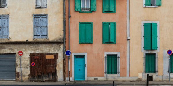 Maison ancienne fermée représentant les blocages liés aux indivisions et successions vacantes dans l’immobilier français