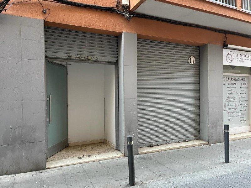 Local commercial vide rue commerçante