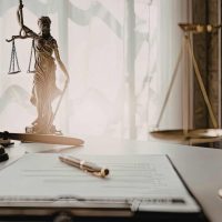 Signature d’un contrat de bail commercial illustrant l’application d’une clause résolutoire malgré un local non conforme