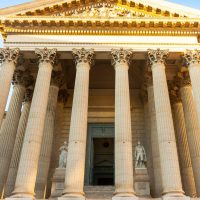 Façade de la cour d'appel de Montpellier, colonnes corinthiennes, lieu de la décision cassée par la Cour de cassation en 2026